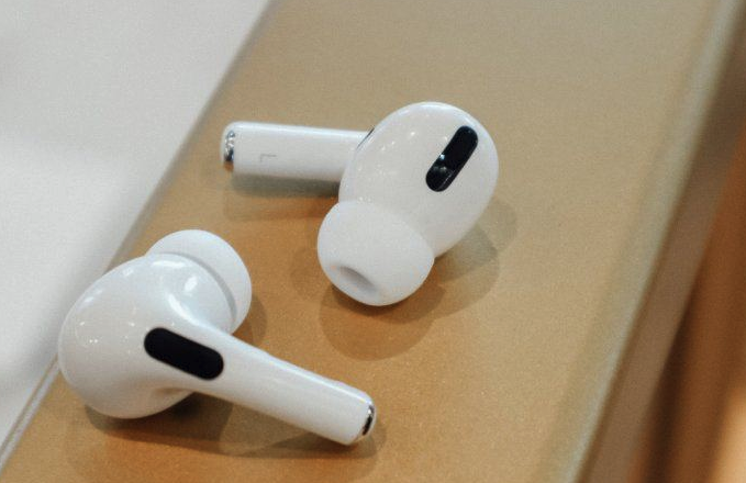 AirPods 不慎进水怎么办?如何进行清洁和保养?