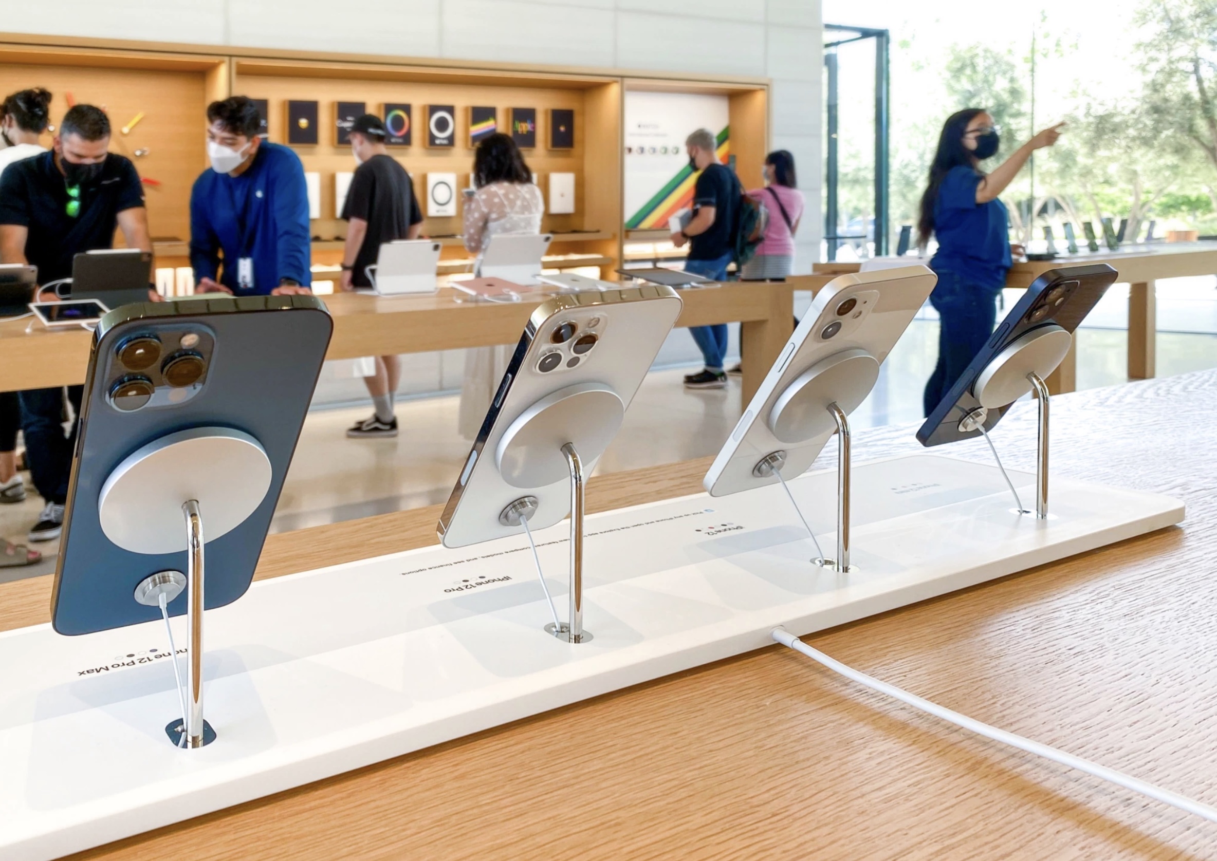 Apple Store 采用全新 MagSafe 展示架，悬空展示 iPhone