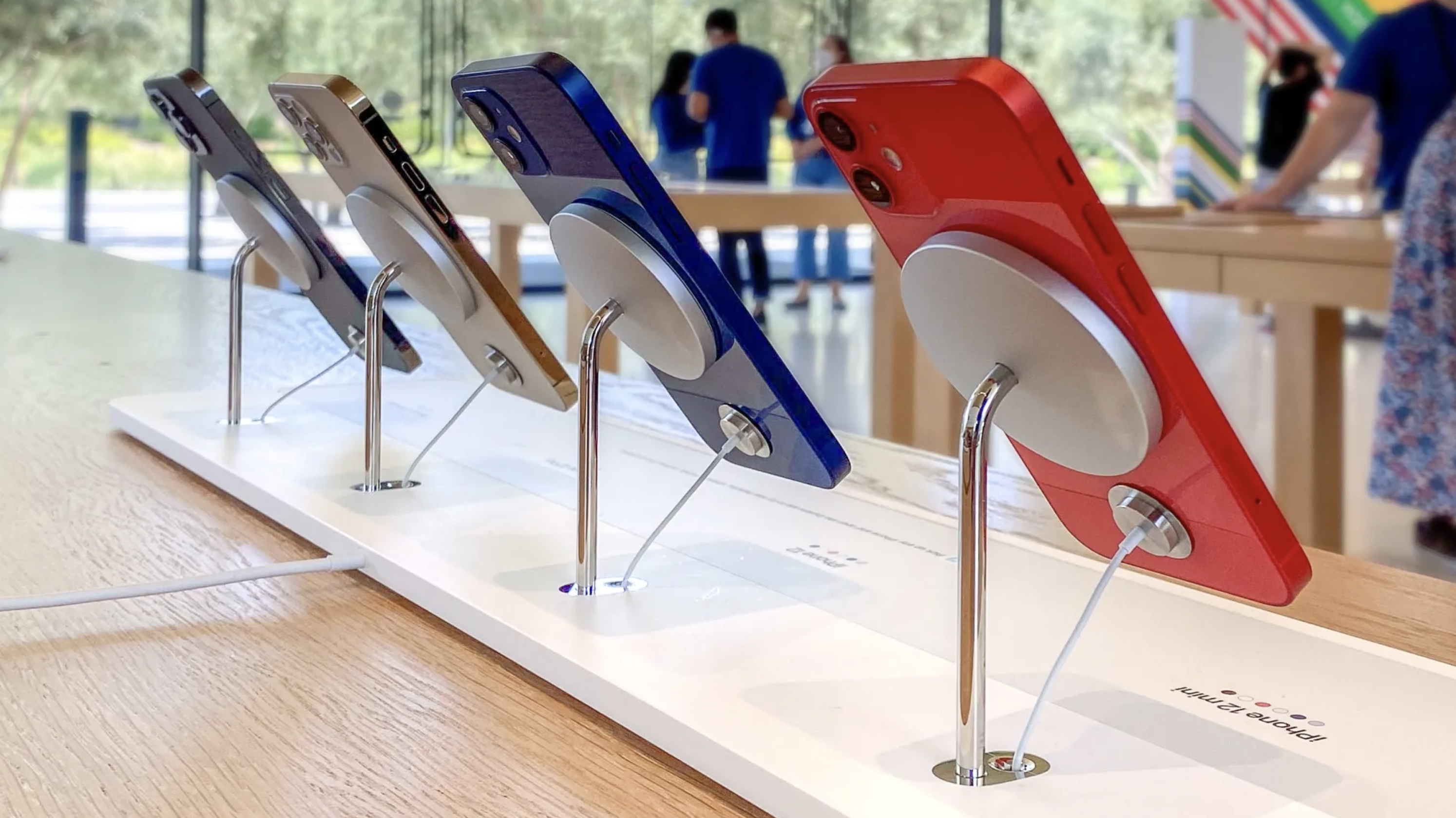 Apple Store 采用全新 MagSafe 展示架，悬空展示 iPhone