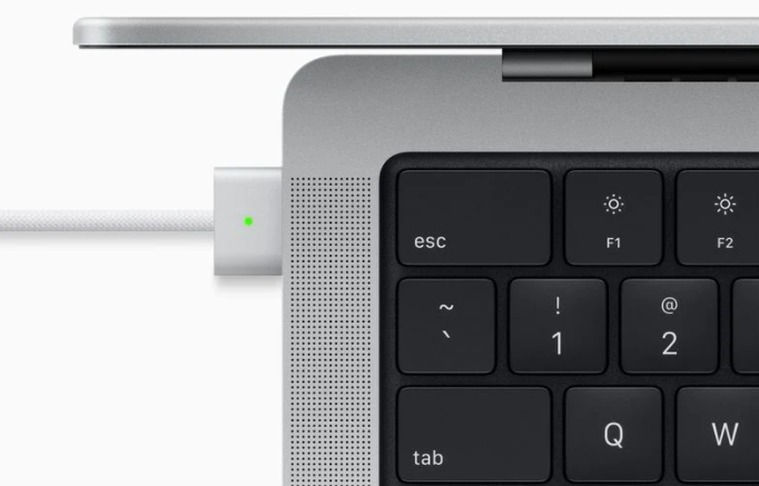 苹果新款 14 英寸 MacBook Pro 可通过雷电接口快充，16 英寸仅限 MagSafe 快速充电