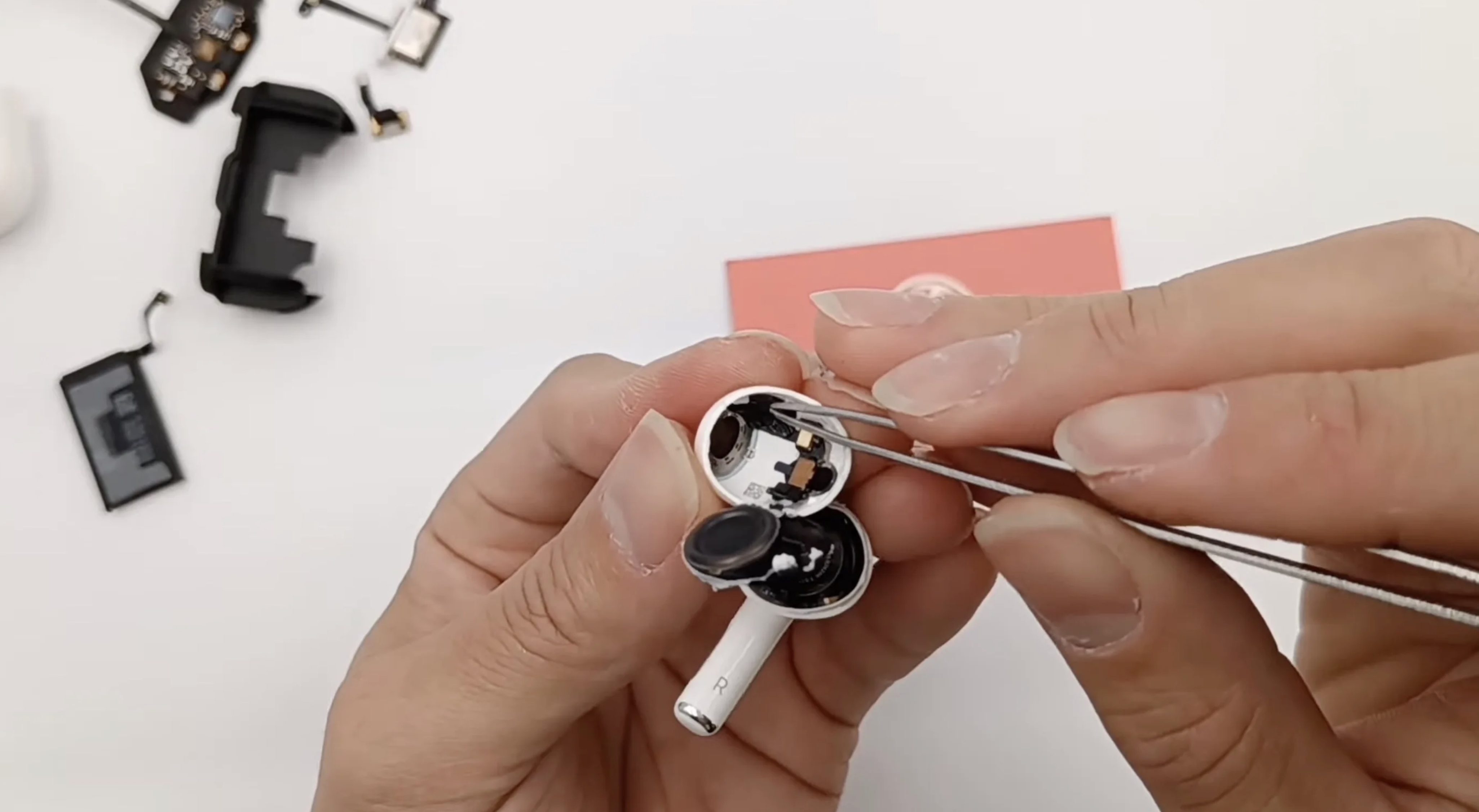 AirPods 3 拆解：外观与 AirPods Pro 相似，内部有很大不同