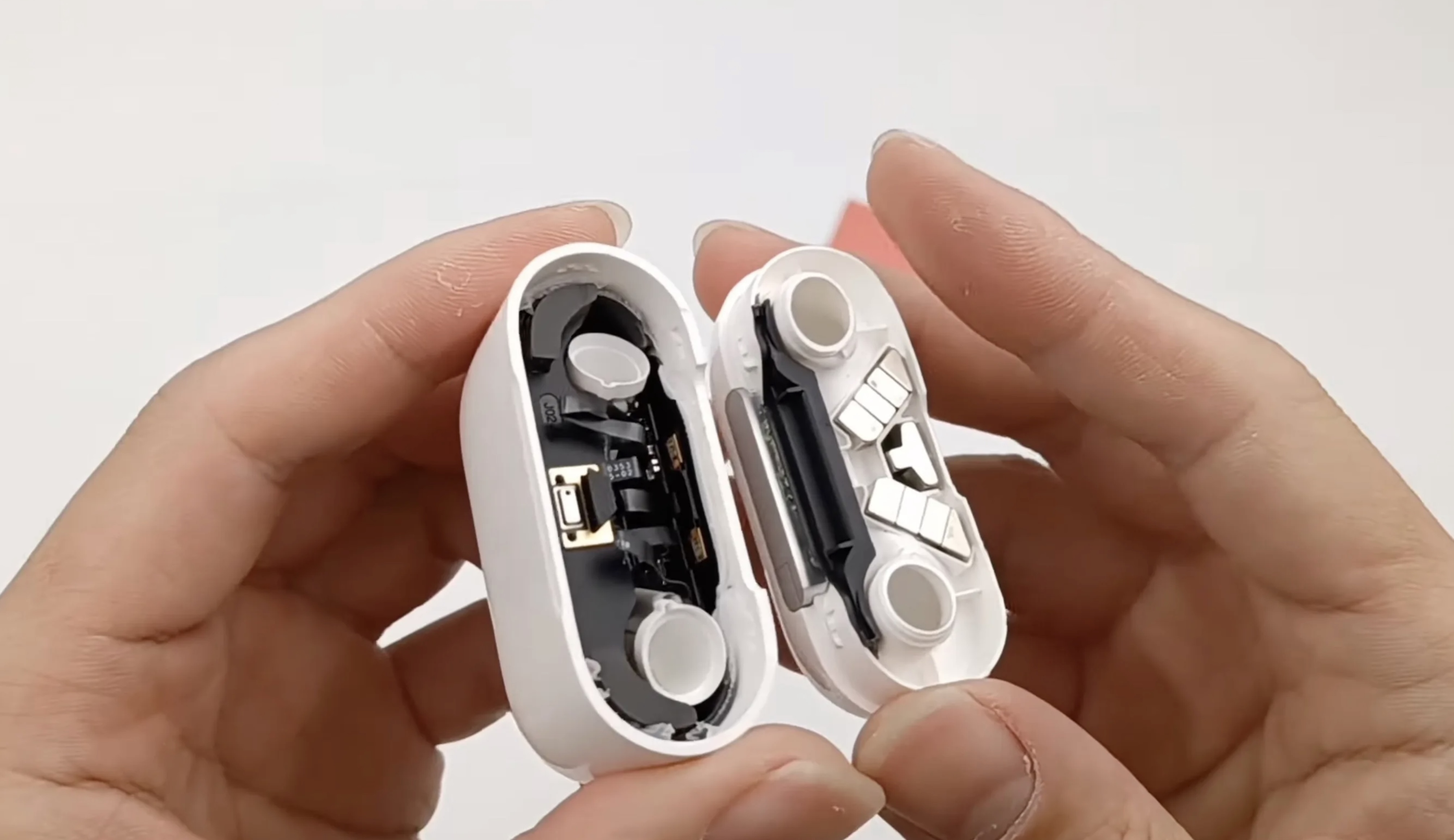 AirPods 3 拆解：外观与 AirPods Pro 相似，内部有很大不同
