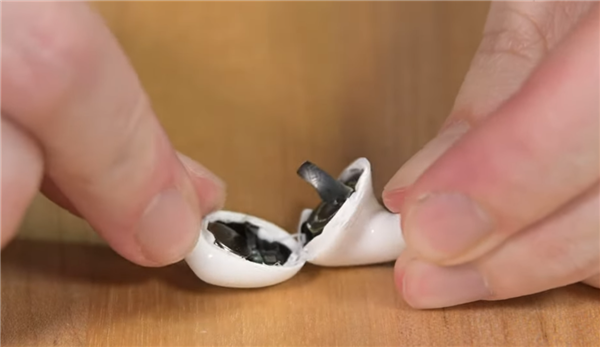 iFixit 拆解评估苹果 AirPods 3：可修复性为 0