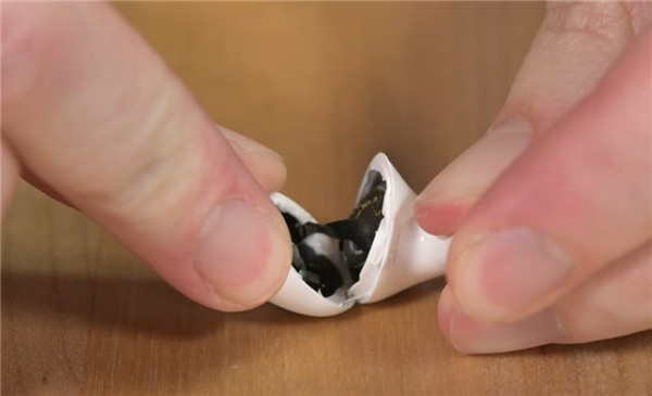iFixit 拆解评估苹果 AirPods 3：可修复性为 0