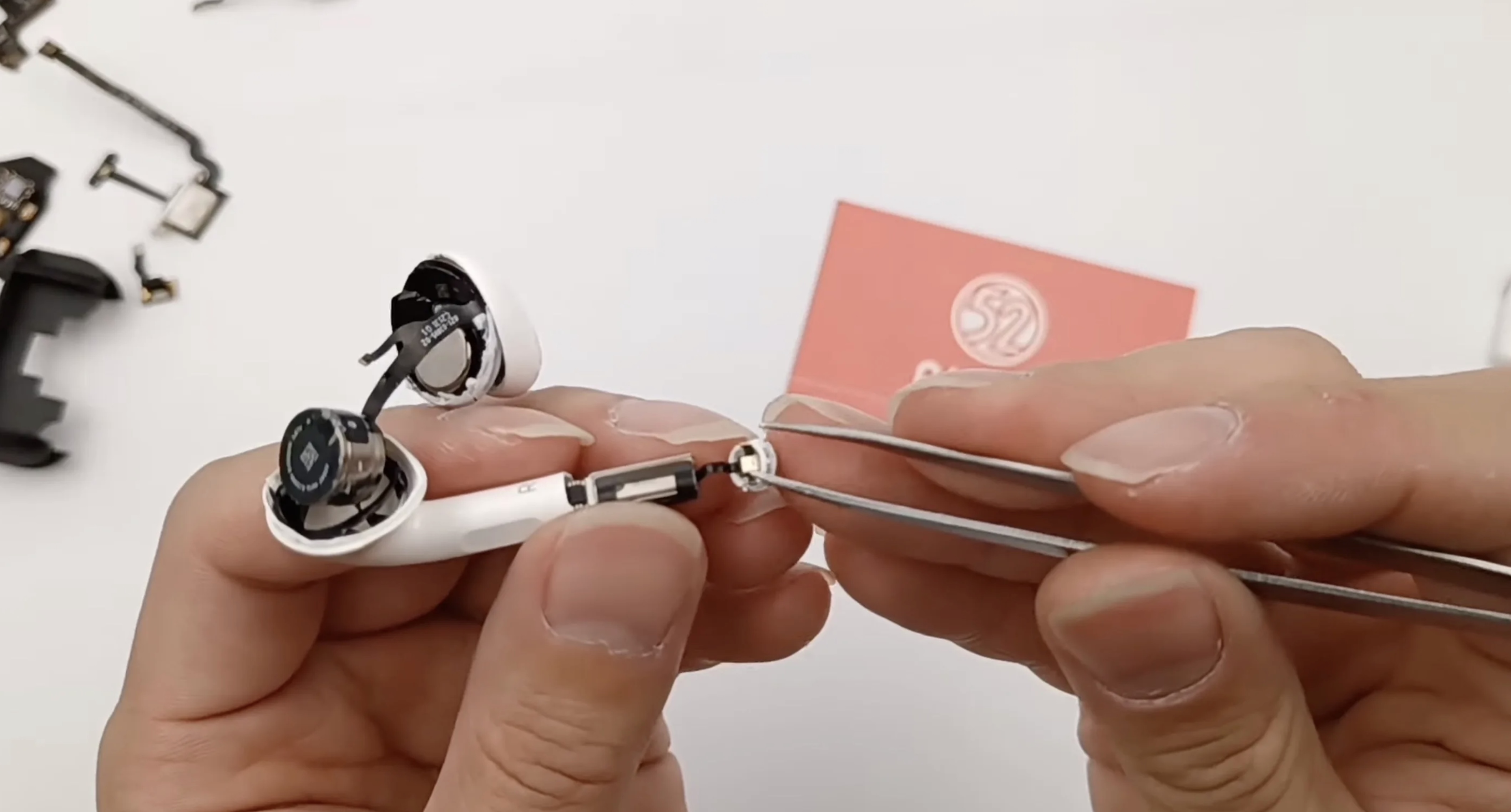 AirPods 3 拆解：外观与 AirPods Pro 相似，内部有很大不同